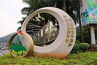巧匠雕塑生產(chǎn)廠家作品案例：不銹鋼月亮假山雕塑公園道口景觀造型擺件